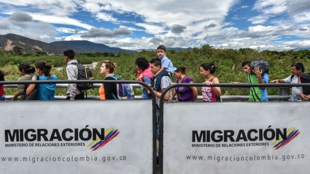 Venezolanos yendo a Colombia para abastecerse de bienes esenciales.
