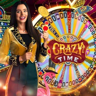 Presentadora junto a la rueda de Crazy Time