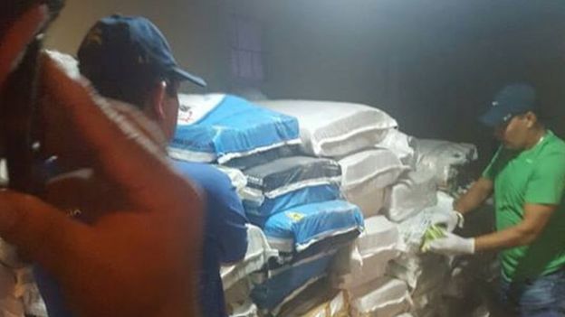 Policías paraguayos abriendo los sacos con billetes venezolanos.
