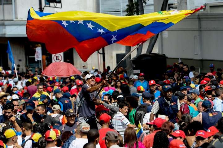 La oposición marcha en Venezuela con un arma "biológica y letal": las bombas "pupotov"