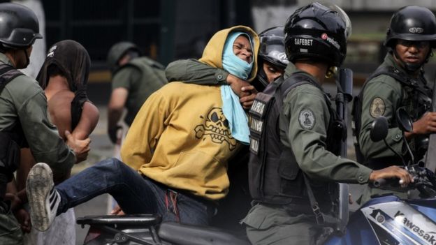 La policía de Venezuela arresta a un manifestante.
