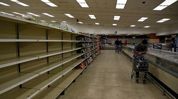 La escasez, una consecuencia del pago de intereses de la deuda en Venezuela (Reuters)