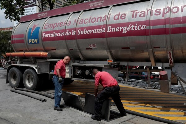 PDVSA, el emblema del fracaso económico del chavismo (Reuters)