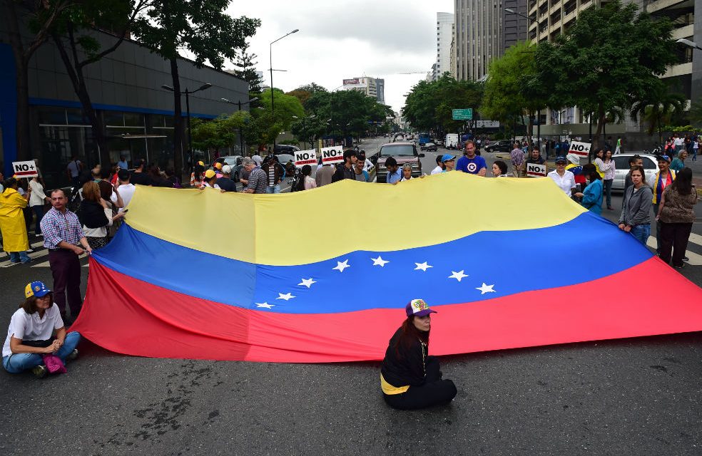 VENEZUELA SALE A BLOQUEAR LAS VÍAS EN PROTESTA POR LA COSTITUYENTE