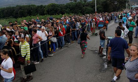 Salen de Colombia entre 1.500 y 8.000 venezolanos a diario