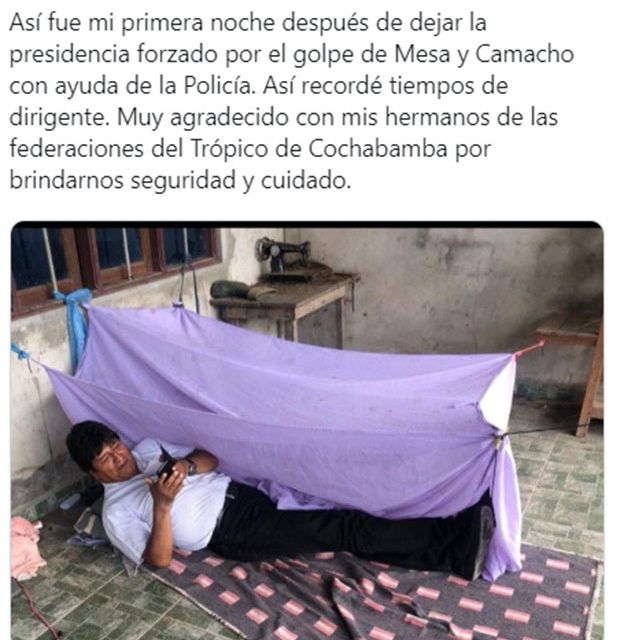 Evo Morales sube una foto a Twitter descansando en el suelo y las redes le responden con memes