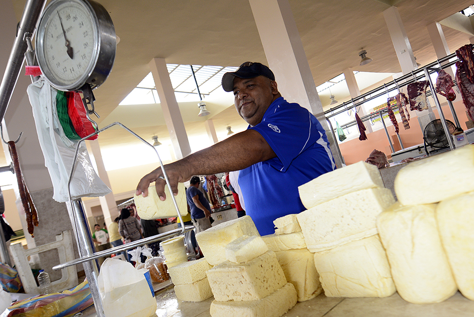 Bajan precio del queso para no perder mercancía en Caracas