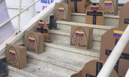 CONSULADO VENEZOLANO EN BUCARAMANGA AMANECIÓ CON LÁPIDAS EN SÍMBOLO POR LAS MUERTES EN MARCHAS