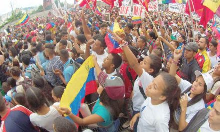 Guaidó felicitó a universitarios por la marcha y les reiteró su respaldo