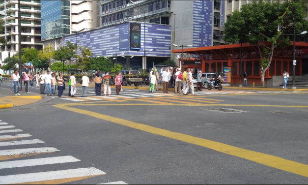 Abuelos trancan calles de Caracas en protesta, exigiendo el pago de sus pensiones