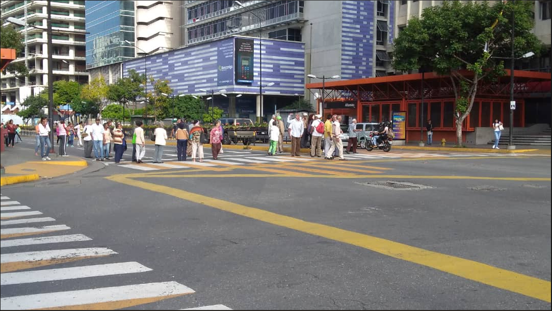 Abuelos trancan calles de Caracas en protesta, exigiendo el pago de sus pensiones