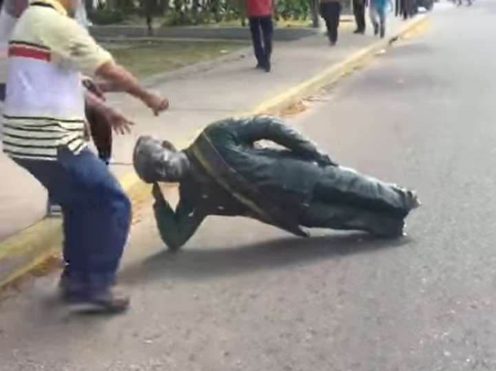 NICOLÁS MADURO LE HABLA A LAS VACAS PARA PEDIRLES APOYO CON LA CONSTITUYENTE EN VENEZUELA
