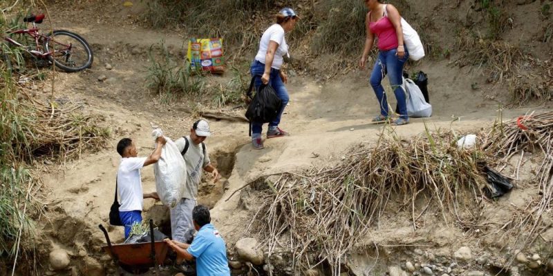 Autoridades colombianas permiten el paso por las trochas de venezolanos por circunstancia humanitaria
